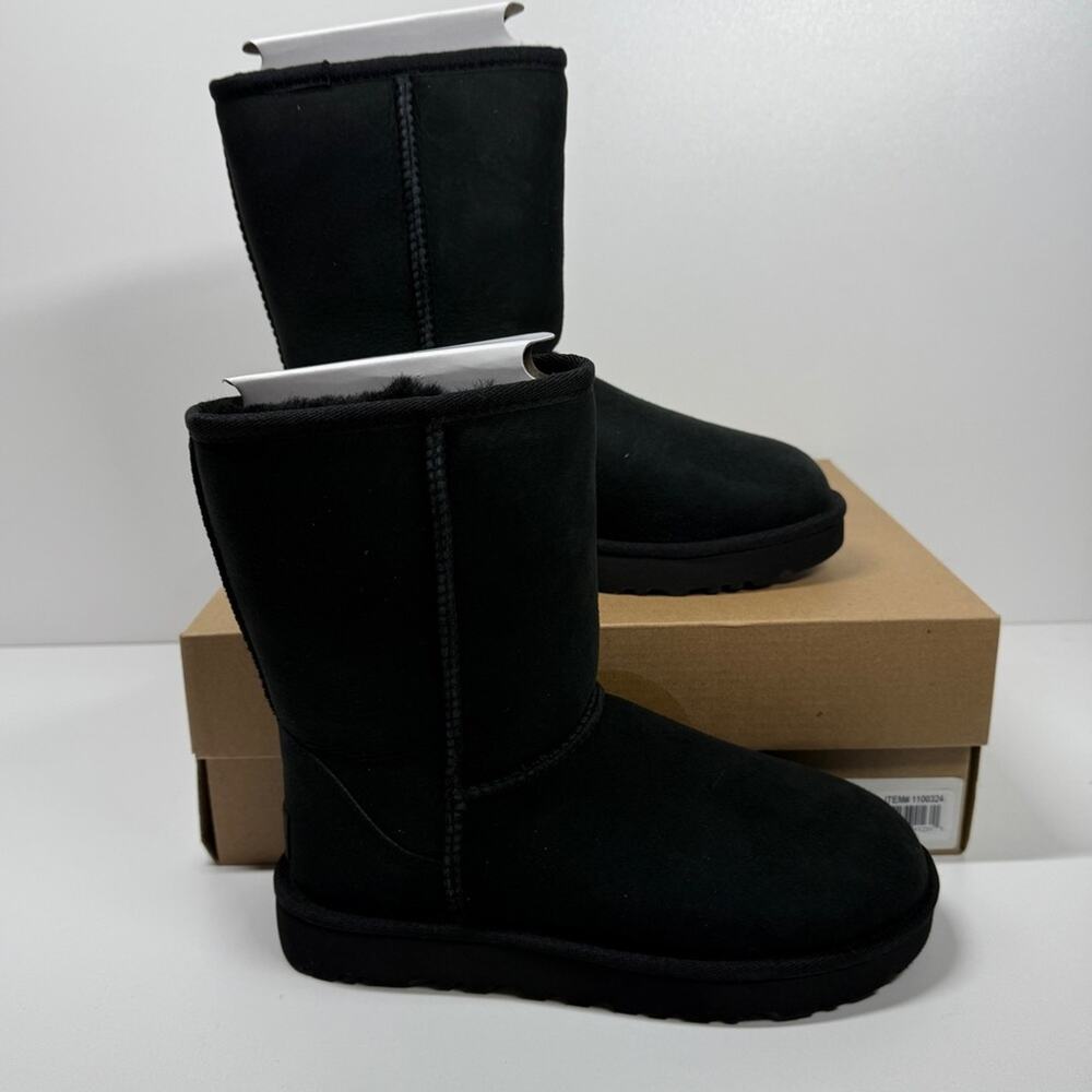 NIB • UGG Classic Short II Size: 6 In Black